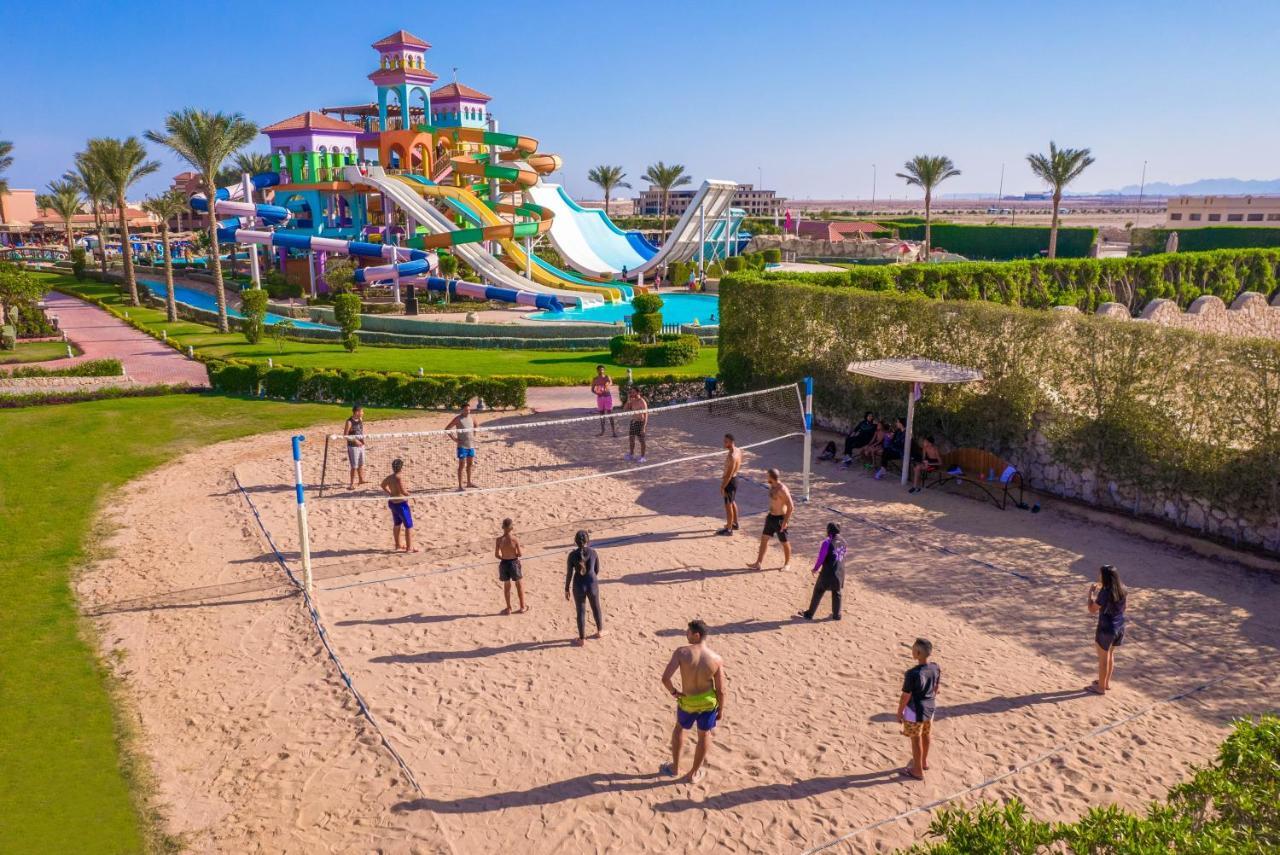 Hotel Charmillion Club Aquapark Sharm El-Sheikh Exterior foto Tourists playing beach volleyball in Egypt