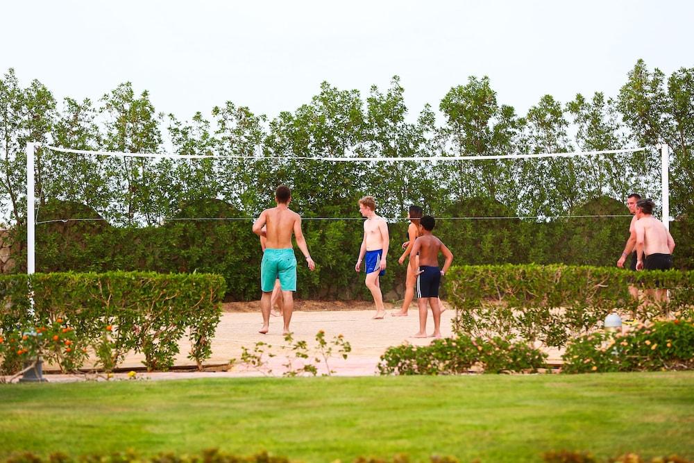 Hotel Charmillion Club Aquapark Sharm El-Sheikh Exterior foto Volleyball at the beach
