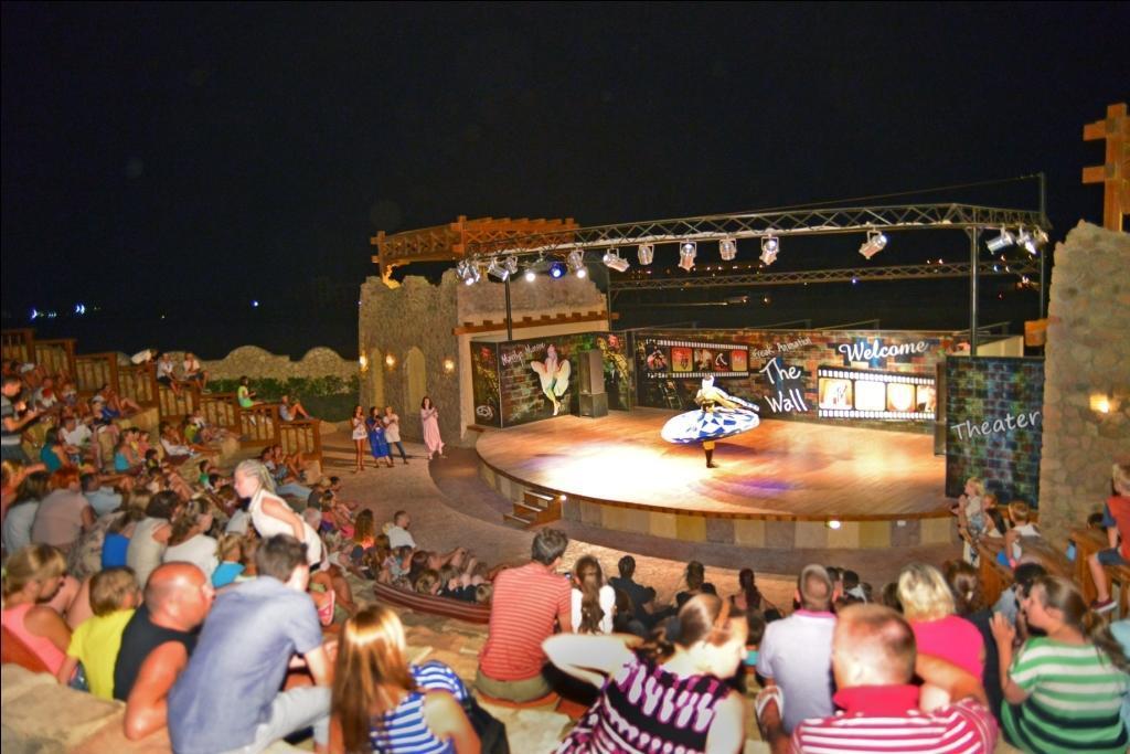 Hotel Charmillion Club Aquapark Sharm El-Sheikh Exterior foto The amphitheater at the resort